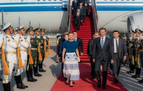 الرئيس السوري وعقيلته يصلان مطار بكين