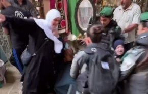 حمله خشونت بار نظامیان صهیونیستی به زنان فلسطینی در مجاورت مسجد الاقصی+ ویدیو