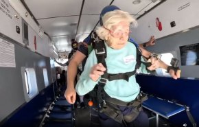 بالفيديو.. قفزة مثيرة لامرأة أمريكية عمرها 104أعوام 