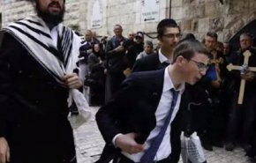 بالفيديو..مستوطنون يبصقون على مسيحيين في القدس