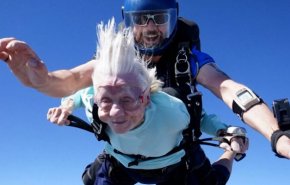  پرش اعجاب‌انگیز یک زن 104 ساله از هواپیما!