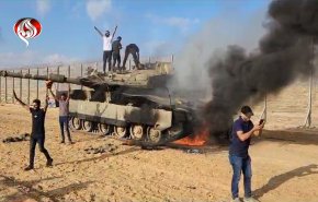 الفلسطينيون يلتقطون صوراً تذکارية مع دبابة اسرائيلية 