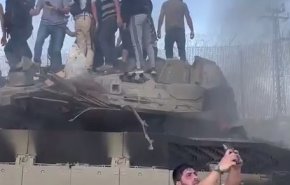 لحظه بیرون کشیدن نظامی صهیونیست از داخل تانکی در مرز غزه+ ویدیو