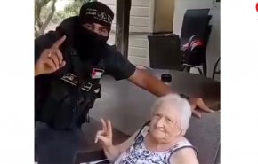 نیروی مقاومت با پیرزن اسراییلی عکس یادگاری گرفت+ ویدیو