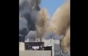 لحظه حمله جنگنده های رژیم اشغالگر به منزل شهروندان در غزه