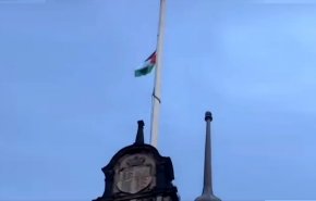 شاهد..رفع العلم الفلسطيني اعلى مبنى بلدية بريطانية!