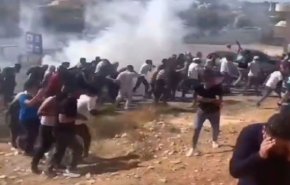 الأمن الأردني يطلق قنابل الغاز تجاه الجموع المتوجهة نحو الحدود مع فلسطين