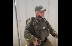 فيديو طريف.. هذه المجندة الاسرائلية تستعد لإجتياح غزة!