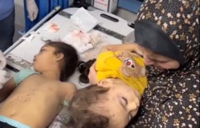وداع دردناک مادر فلسطینی با فرزندانش که در بمباران‌های غزه به شهادت رسیدند+ ویدیو