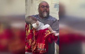 صورة تعكس الثبات والتضحية في غزة.. أب يقدم رضيعه قرباناً ويتوعد بالثأر