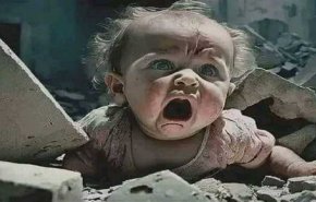 صحفي ينقذ أطفالا من تحت الأنقاض في غزة + فيديو