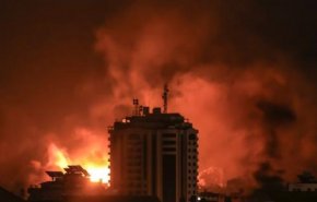 قصف صهيوني مكثف على غزة وانقطاع الاتصالات والإنترنت