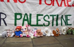 براءة الاطفال.. الدمى لغة أطفال لندن في دعم غزة وأطفالها+صور