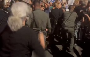 شاهد.. مواجهات امام مقر اقامة نتنياهو مع متظاهرين يطالبوه بالاستقالة فورا