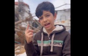 شاهد..طفل فلسطيني يقف على أنقاض منزله و يرسل رسالة هامة للعالم!