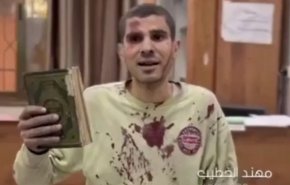 این جوان فلسطینی با قرآن در دست از زیر آوار بیرون آمد + فیلم