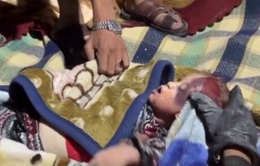 ویدیویی از خروج یک نوزاد از زیر آوار خانه اش