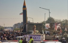 عرض صاروخ 'خرمشهر' الباليستي ونظام صواريخ خيبر 