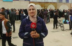 بالفيديو.. أهالي غزة ينتظرون في طوابير طويلة للحصول على كيس دقيق