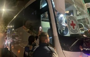 حافلة الأسرى الفلسطينيين المحررين تغادر سجن عوفر باتجاه رام الله