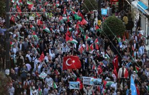 شاهد.. الاتراك يتظاهرون امام قنصلية الكيان الاسرائيلي في اسطنبول