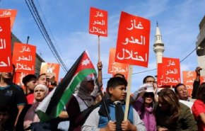 متظاهرون أردنيون يطالبون بإلغاء إتفاقيتي الغاز ووادي عربة مع الإحتلال