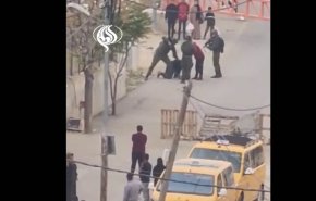 تیراندازی نظامیان صهیونیست از فاصله صفر به یک جوان فلسطینی در الخلیل