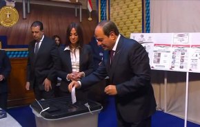 'السيسي' يدلي بصوته في انتخابات الرئاسة المصرية +فيديو