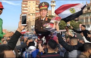 مصريون يشاركون بكثافة في الانتخابات.. هل سيدخل السيسي صناديق الاقتراع؟