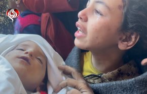 طفلة فلسطينية ترتجف وتسب العرب عند رؤية جثمان اختها الرضيعة
