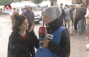 طفلة نازحة من غزة تشكو البرد القارس وتصر علی الصمود 