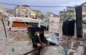 بالفيديو..لحظة مثيرة لإسعاف سيدة فلسطينية من سيارة غارقة وسط المياه