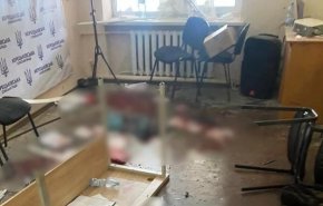 شاهد لحظة جنون نائب أوكراني بتفجيره قنابل يدوية بمجلس محلي 
