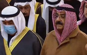 شاهد..الشيخ 'مشعل الصباح' يذرف الدموع خلال تشييع جثمان أمير الكويت