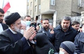 رئيسي يشارك في مراسم تشييع رفات الشهداء المجهولين في طهران