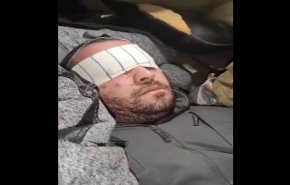 شاهد..هكذا يجبر جندي 'إسرائيلي' رجلاً معصوب العينين على الغناء!