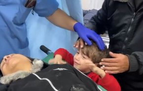 في مشهد مؤلم طفل من خانيونس يبحث عن والدته المصابة+فيديو