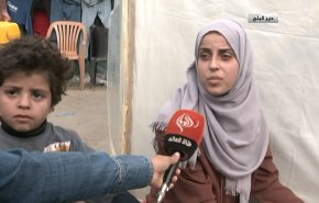 فلسطينية مع رضيعها ، تتحدث بكلام غريب مع اعلامية