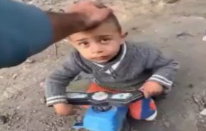 شاهد.. طفل فلسطيني يلعب بين جثامين الشهداء في غزة