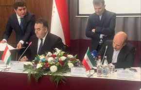 ايران توقع وثيقتين للتعاون الثنائي مع طاجيكستان