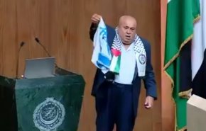 شاهد.. نائب أردني يحرق علم الاحتلال تحت قبة الجامعة العربية 
