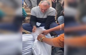 فيديو غريب: جد فلسطيني يهدي حفيده الشهيد هدية.. فماذا كانت؟ 