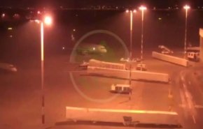 فیلم دیده نشده از لحظه ورود هواپیمای حاج قاسم سلیمانی به فرودگاه بغداد/ حضور مشکوک یک خودروی انگلیسی