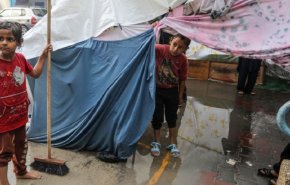 الأمطار تغرق مخيمات النازحين ومئات آلاف يعيشون أوضاعا مأساوية