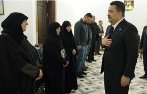 دیدار نخست وزیر عراق با خانواده شهدای فرودگاه بغداد+تصاویر