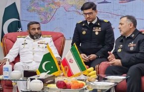 البحرية الإيرانية والباكستانية تؤكدان على توفير أمن المنطقة من قبل دولها