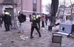 بالفيديو.. مسلمون في هولندا يمنعون حرق المصحف الشريف