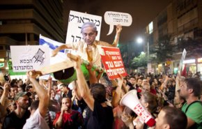 أصوات مئات المستوطنين تصدح في القدس باستقالة نتنياهو 