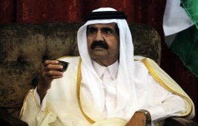 صورة/ أمير قطر السابق يتابع خطاب أبوعبيدة..ما علاقة ايران؟