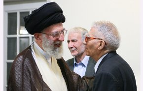 قائد الثورة يعزي بوفاة الفيلسوف الإيراني الدكتور كريم مجتهدي + صور